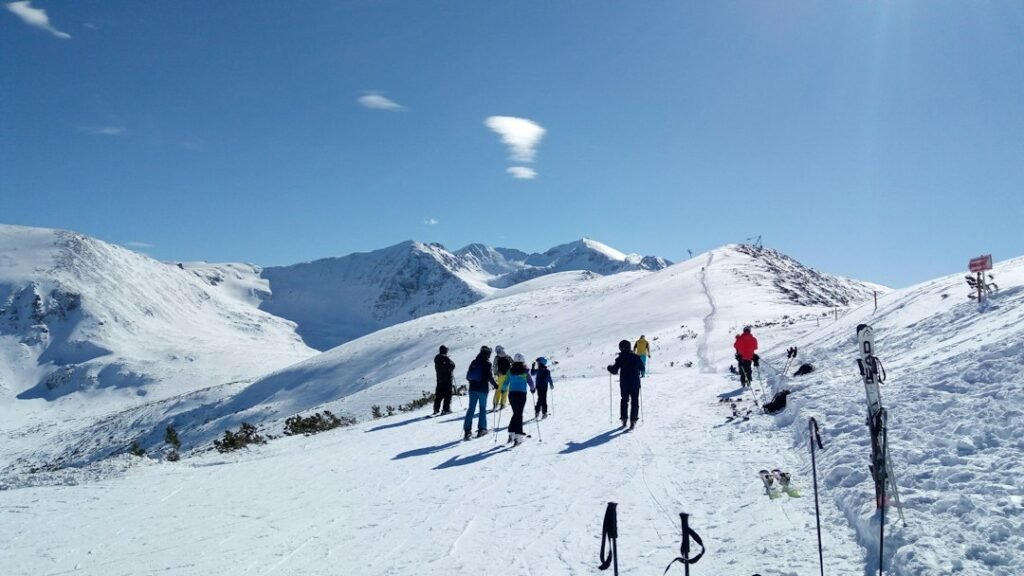 Skiers on a Bulgarian mountain slope. Photo: Anelia Petrova / Unsplash